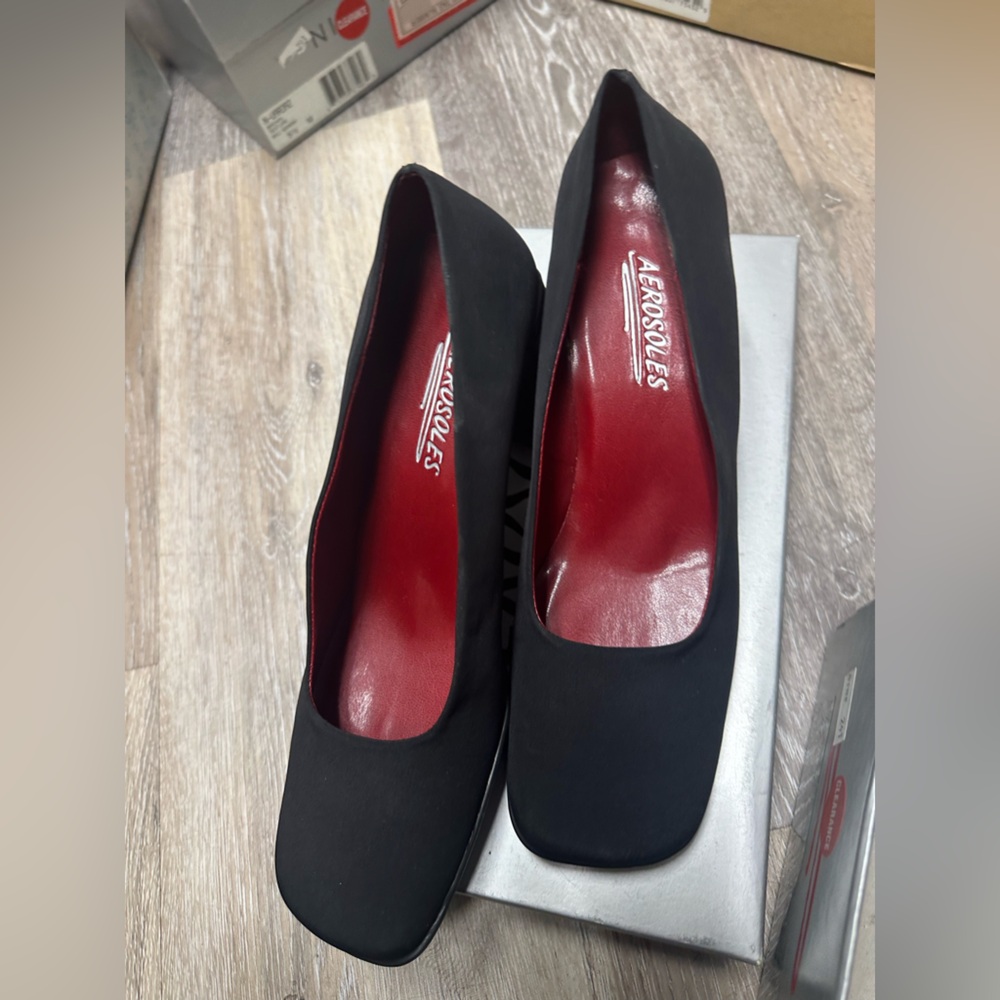 AEROSOLES Black Pumps with Red Insole